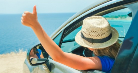 Fille voiture pouce en l'air